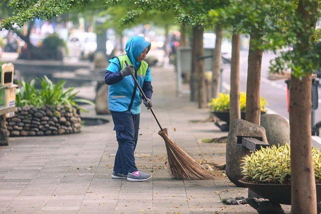 Petugas Sapu Jalan Belum Disiplin, Farhan Bakal Awasi Secara Digital